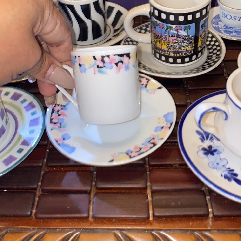 Set of 8 small teacups and saucers - Picture 10 of 11